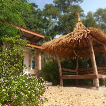 Sabai Sabai Beach Bungalows Koh Phayam Oda fotoğraf